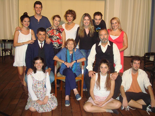 TO KAPLANI THS BITRINAS O 8IASOS ME THN SYGGRAFEA ALKH ZEH KAI TH SKHNOE8ETIDA ANDROMAXH XRYSOMALH