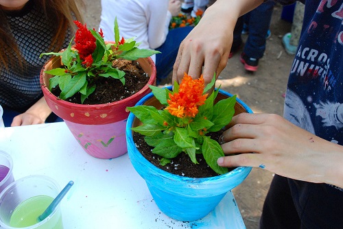 Μικροί κηπουροί με πινέλα