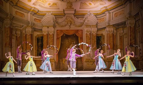 02.ORAIAKOIMOMENH ON ICE