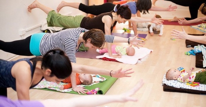 Γιόγκα για μαμάδες και παιδιά στο Καφέ Σχολειό