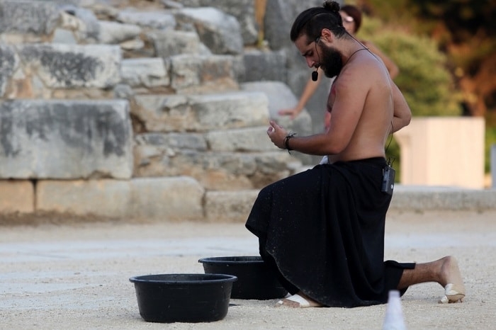 Ίων | Κωνσταντίνος Μπιμπής – Δήμητρα Χατούπη | Από 8 Ιανουαρίου | 4 παραστάσεις