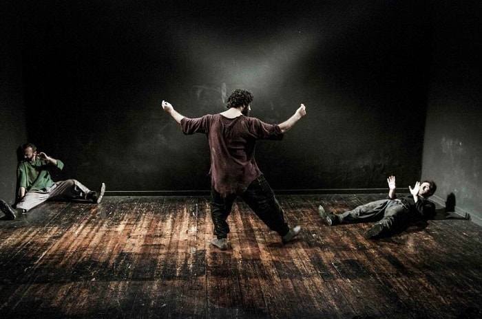 Είδαμε την παράσταση ‘Διγενής Ακρίτης, στα όρια’ στο θέατρο 104