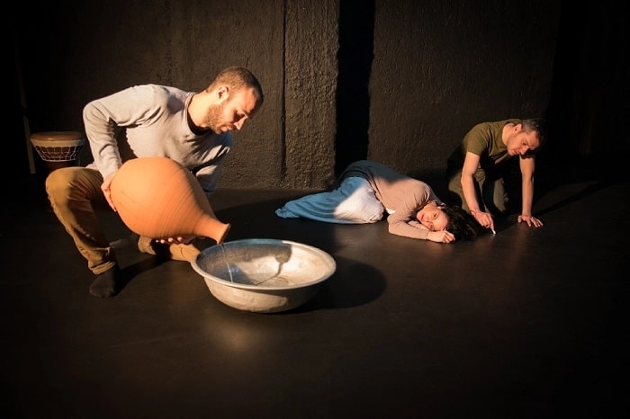 Είδαμε την παράσταση ‘Το αγκάθι της ακακίας’ στο θέατρο Άβατον