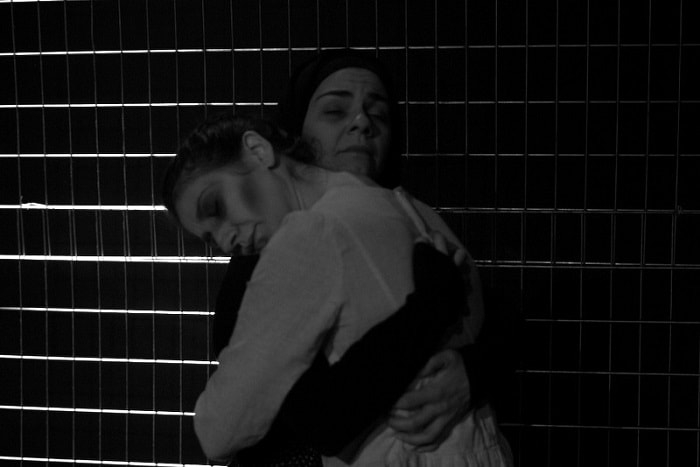 Είδαμε την παράσταση ‘Νούρα, ένα πένθιμο μπλουζ’ στο θέατρο Αλκμήνη