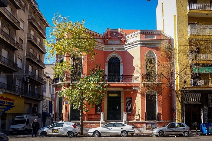 Περπατώντας με οδηγό τον Νίκο Βατόπουλο γύρω από την Πλατεία Βικτωρίας