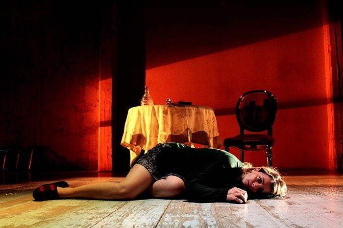 Είδαμε την παράσταση ‘Ο Ουρανός Κατακόκκινος’ στο Faust