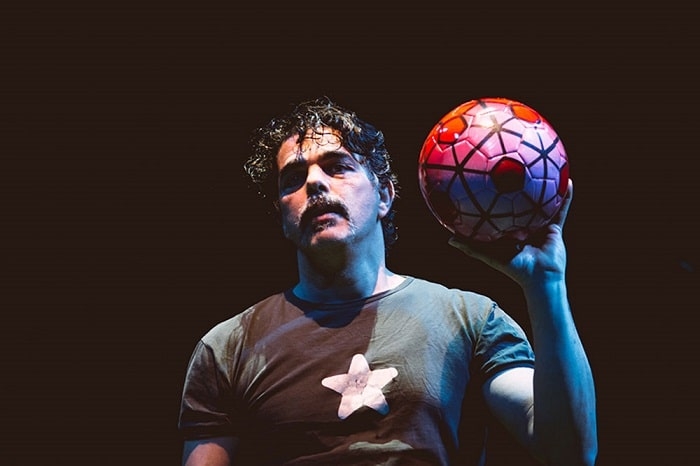 Είδαμε την παράσταση ‘Football, το παιχνίδι της ανθρωπότητας’ στο Studio Μαυρομιχάλη