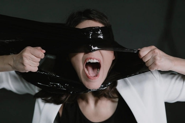 Είδαμε την παράσταση ‘Leopold ή κόβοντας τα δάχτυλα του κοινού’ στο Faust