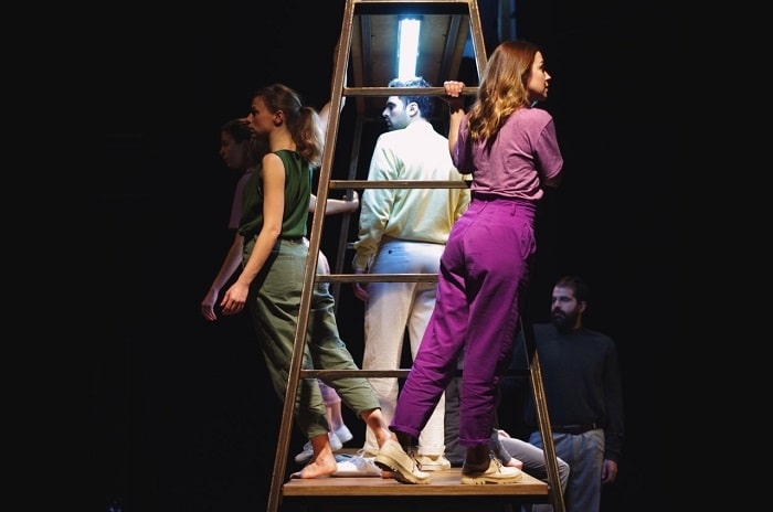 Είδαμε την παράσταση ‘Υπόθεση Λάραμι’ στο θέατρο Σφενδόνη