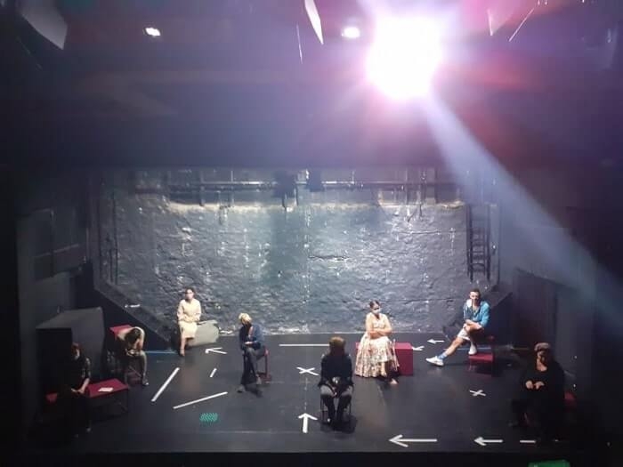 Είδαμε την παράσταση ‘Μάρτυρες των Αθηνών’ στο θέατρο Σταθμός και Online