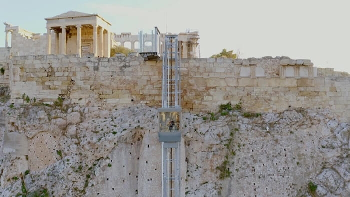 ΑΝΑΒΑΘΜΙΣΗ ΥΠΟΔΟΜΩΝ ΣΤΗΝ ΑΚΡΟΠΟΛΗ: ΤΟ ΣΥΜΒΟΛΟ ΤΗΣ ΔΗΜΟΚΡΑΤΙΑΣ ΠΙΟ ΠΡΟΣΒΑΣΙΜΟ ΓΙΑ ΟΛΕΣ ΚΑΙ ΟΛΟΥΣ