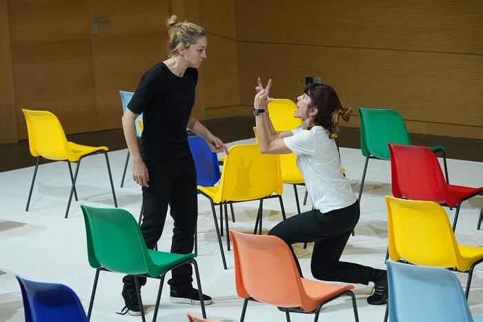 Είδαμε την παράσταση «2 Αδελφές, Μυρτώ και Γιούλικα» στο Ίδρυμα Μιχάλης Κακογιάννης