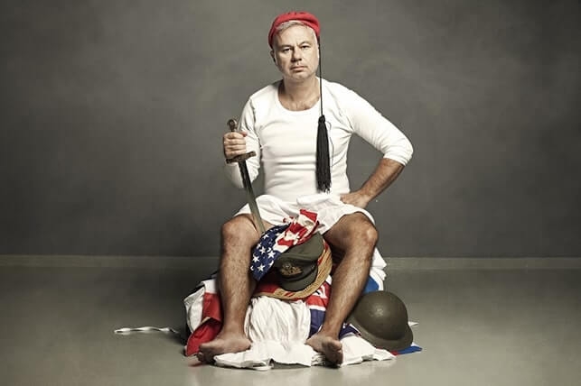 Ειδαμε τον Χριστόφορο Ζαραλίκο και την παράσταση “1821-2021, 200 χρόνια δανεικά” στο θέατρο Τζένη Καρέζη