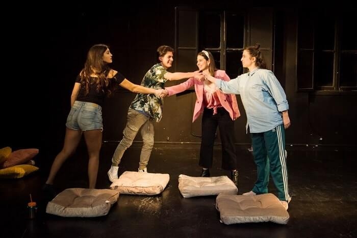 Είδαμε την παράσταση ‘Νόμοι της έλξης’ στο Θέατρο 104