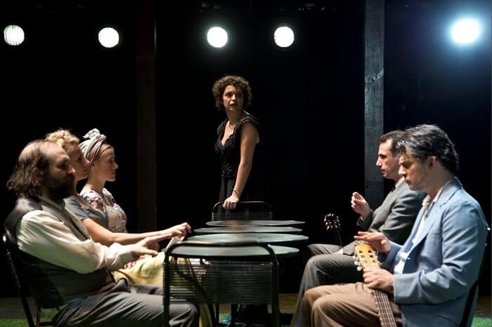 Είδαμε την παράσταση ‘Η Στέλλα με τα κόκκινα γάντια’ στο Θέατρο Τέχνης