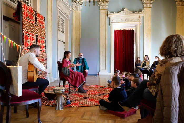 Χριστουγεννιάτικα Παραμύθια – Επισκέψεις σε ιδρύματα : Η γυναίκα με τα κόκκινα μαλλιά και Καλικαντζαρολογίματα …. από την ομάδα «Δρόμο παίρνει, Δρόμο αφήνει»