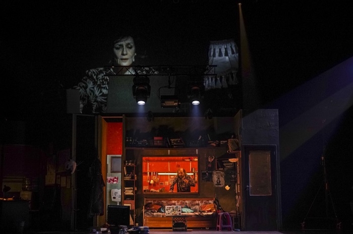 Είδαμε την παράσταση “Έγκλημα και Τιμωρία: Αθήνα” στη Στέγη Ιδρύματος Ωνάση