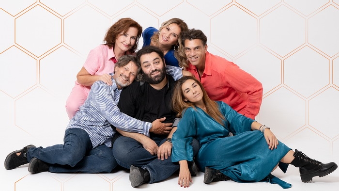 ΑΚΡΩΣ ΣΥΜΠΑΝΤΙΚΟ | θερινό θέατρο Λαμπέτη