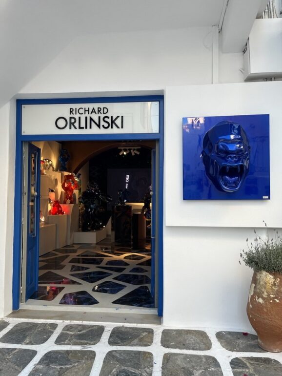 Ο RICHARD ORLINSKI ΣΤΗ ΜΥΚΟΝΟ ΓΙΑ ΤΑ ΕΓΚΑΙΝΙΑ ΤΗΣ ΓΚΑΛΕΡΙ ORLINSKI