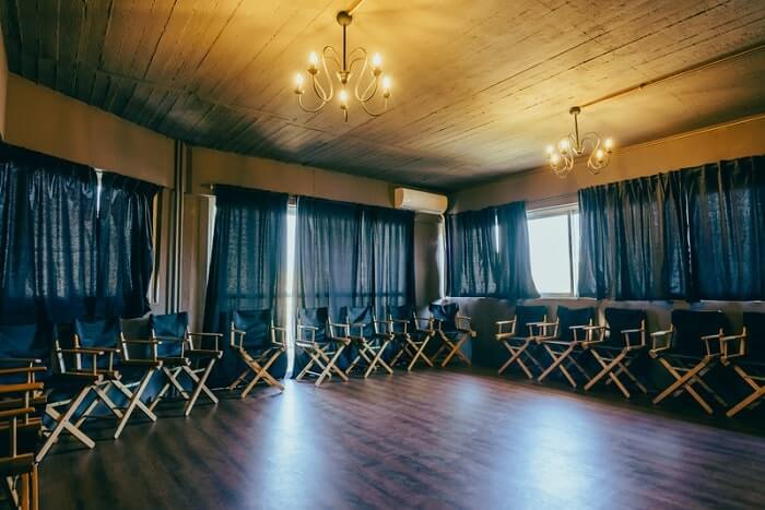 Σεμινάρια στην ανωτέρα δραματική σχολή θεάτρου «Έκτη τέχνη»