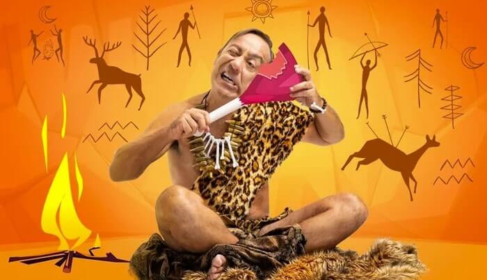 Είδαμε την παράσταση ‘Caveman’ στο Θεάτρο Αθηνών